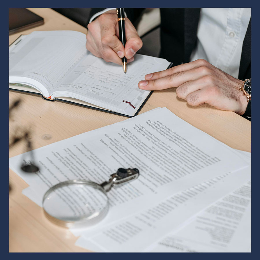 Zoom sur un bureau avec des documents, un stylo, et un agenda, illustrant l’accompagnement juridique des acteurs institutionnels.