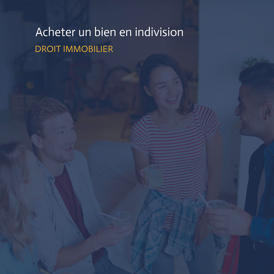 Quatre personnes trinquent dans une ambiance conviviale, illustrant un achat en indivision entre amis ou en couple.