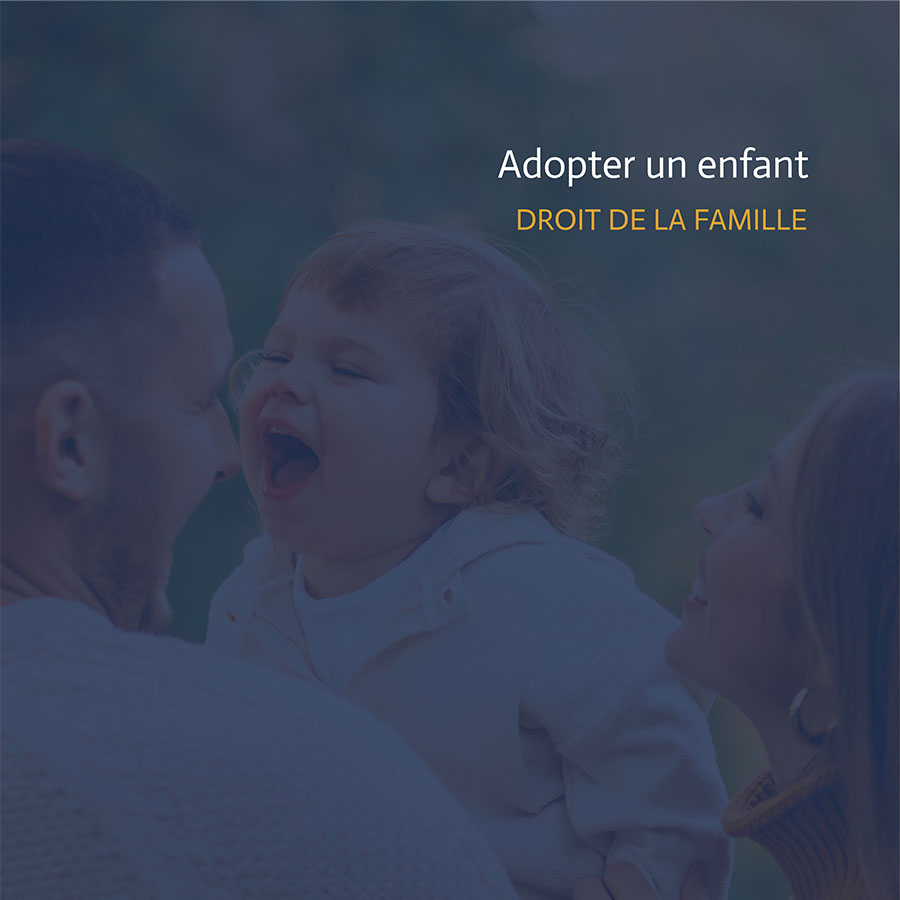 Un couple souriant avec un jeune enfant dans les bras, exprimant joie et complicité.
