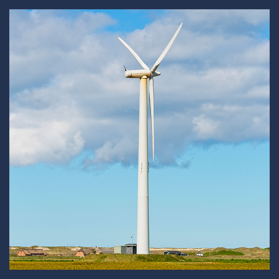 Éolienne installée sur des terres agricoles illustrant le développement des énergies renouvelables en milieu rural.