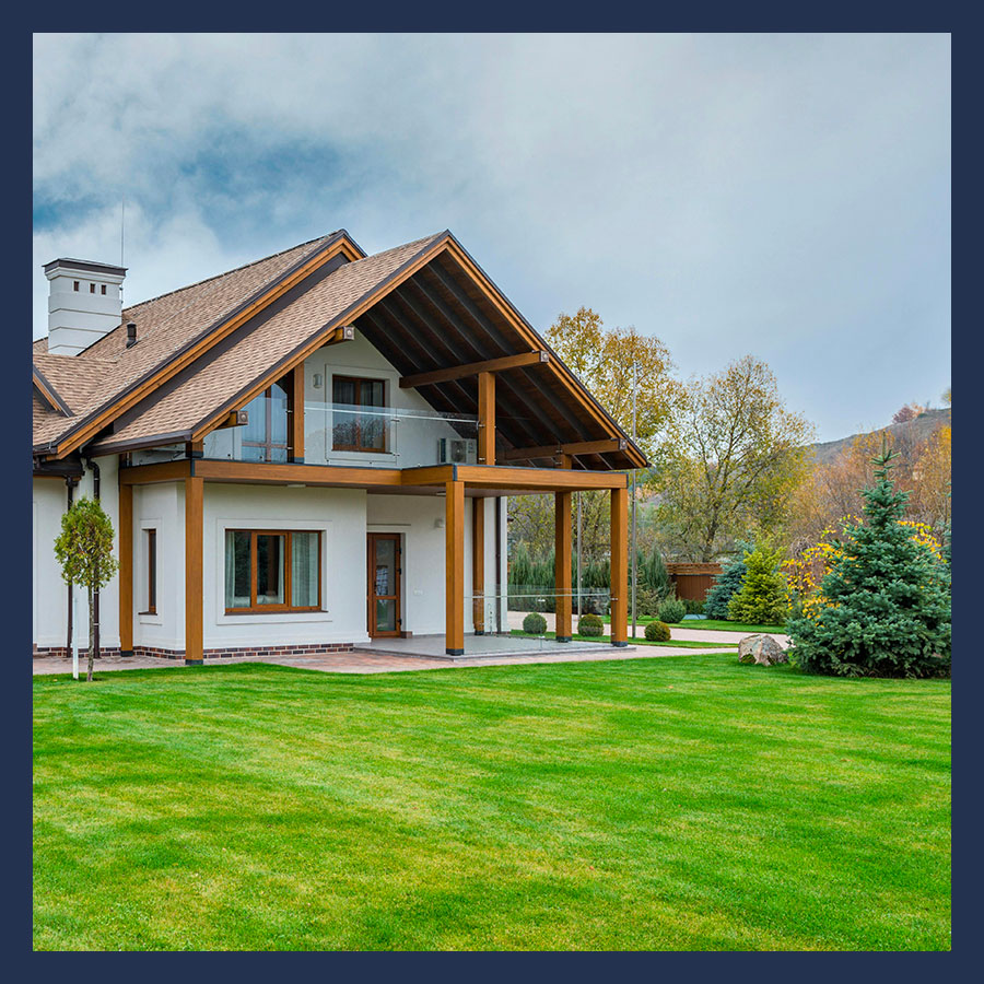Maison familiale moderne avec un jardin, vue depuis l’extérieur.