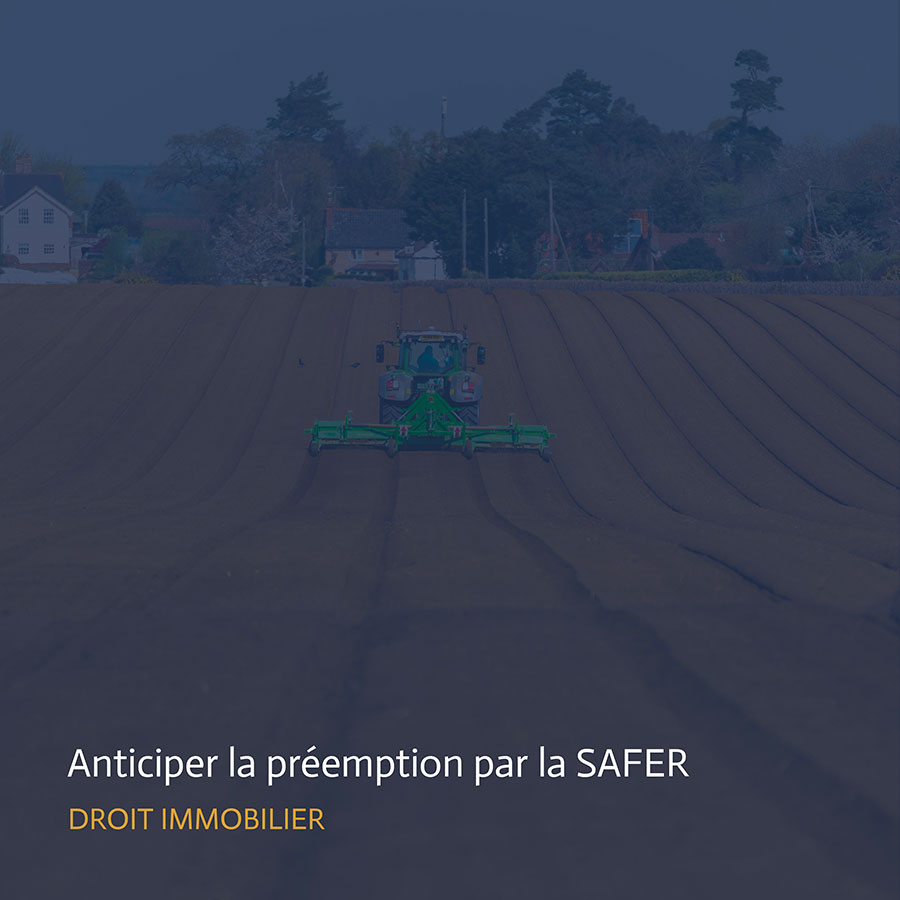 Tracteur travaillant une parcelle agricole concernée par le droit de préemption de la SAFER.