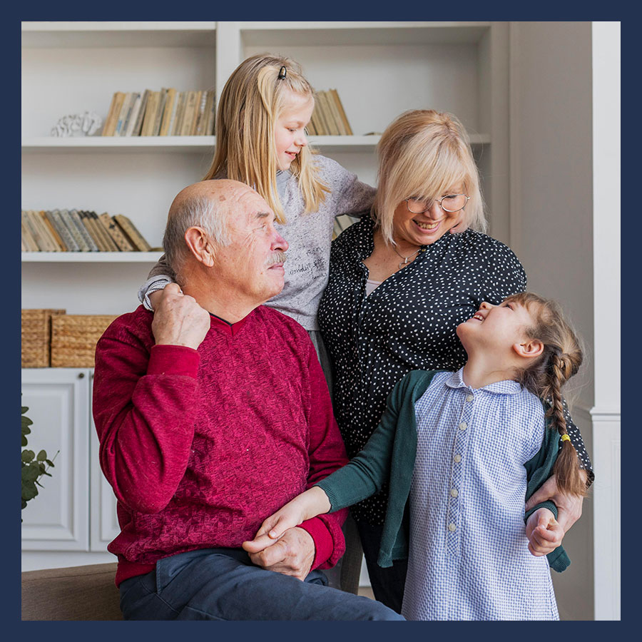 Homme âgé partageant un moment complice en famille avec sa fille et ses deux petites-filles.