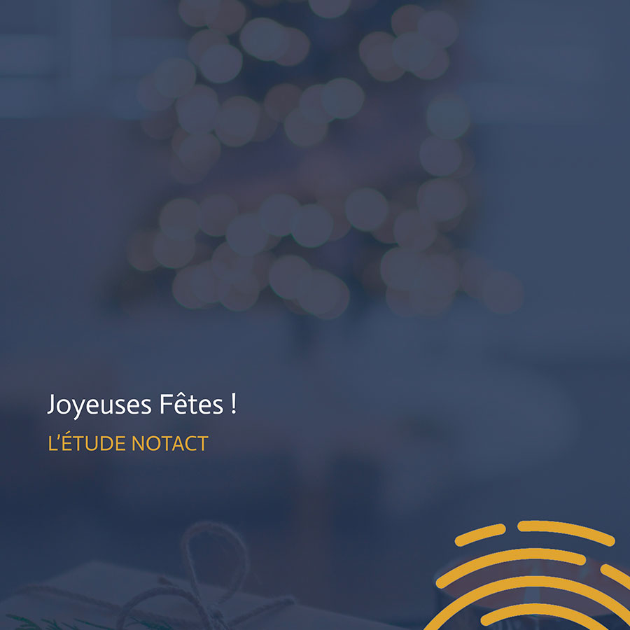 Paquet cadeau devant un sapin de Noël illuminé