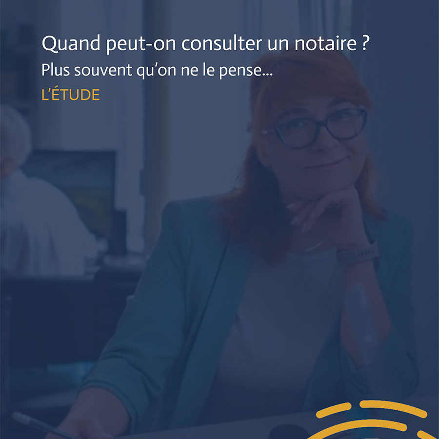 Femme notaire tenant un stylo au-dessus d’une feuille de papier prête à prendre des notes, illustrant quand consulter un notaire.