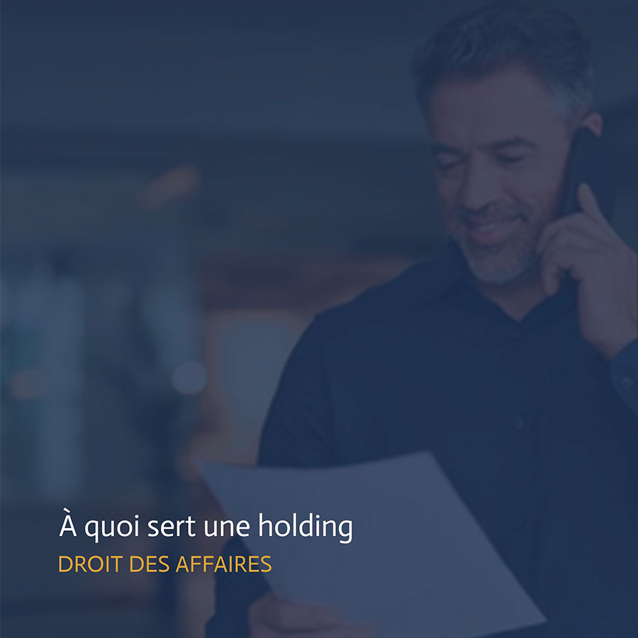 Homme en situation professionnelle au téléphone, consultant des documents