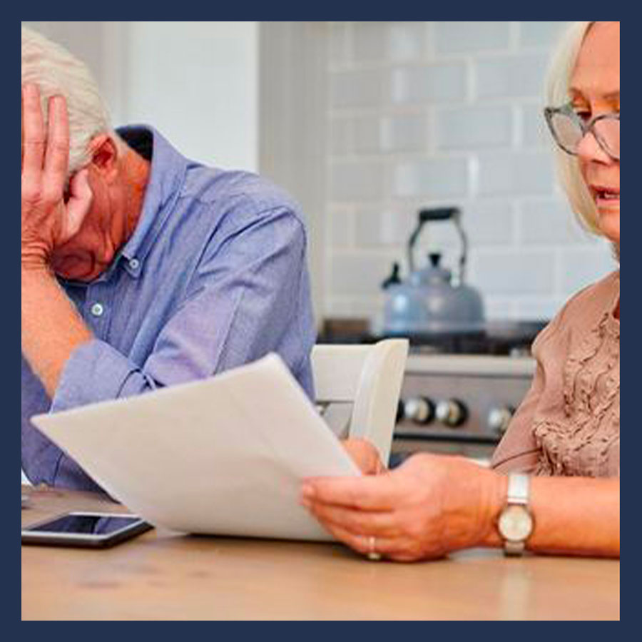 Couple consultant des documents visiblement préoccupé