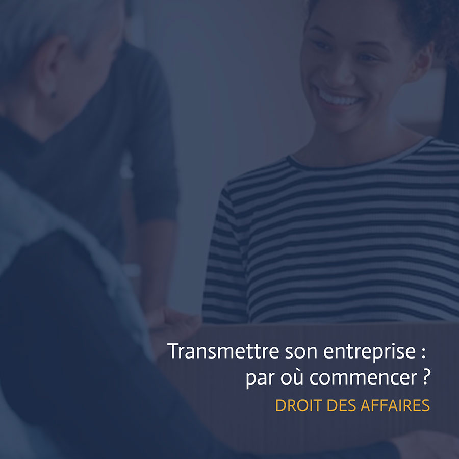 Transmission d'entreprise entre générations représentée par une dirigeante expérimentée remettant du matériel à une repreneuse.