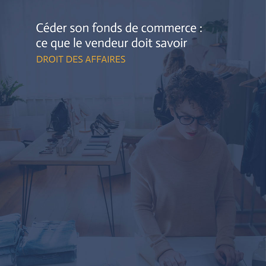 Femme derrière le comptoir d'une boutique de vêtements travaillant sur un ordinateur, illustrant les démarches liées à la vente d'un fonds de commerce.