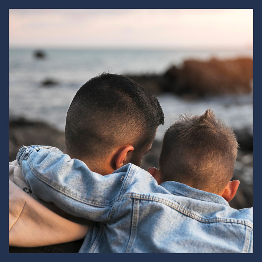 Illustration de la donation à un neveu ou une nièce et du lien intergénérationnel dans un moment de complicité entre un homme et son neveu face à la mer