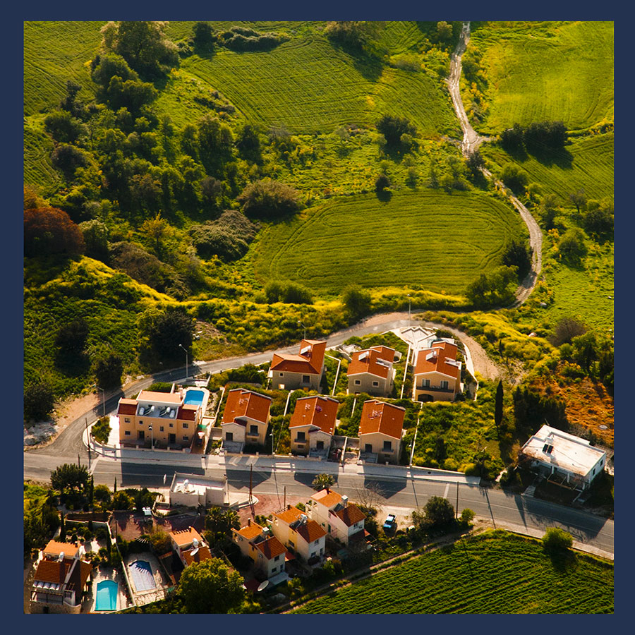 Terrain en zone agricole en bordure d'une zone constructible