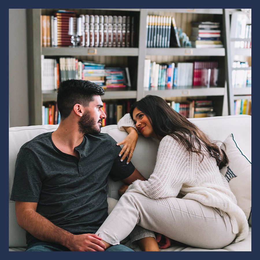 Jeune couple pacsé dans son logement commun